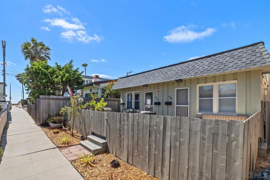 726 28 1/2 Ormond Ct