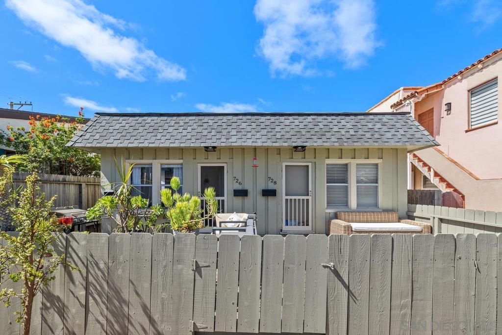 726 28 1/2 Ormond Ct