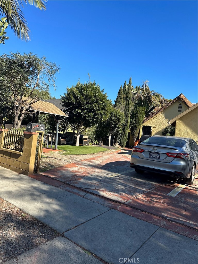 1917 Rousselle Street