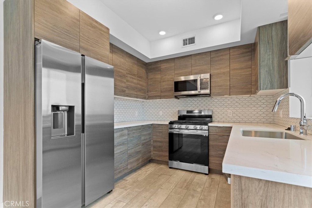TOP FLOOR 1 Bedroom/1 bath spacious penthouse apartment with washer/dryer in unit, central AC and pretty views!
This extra spacious unit has over 1,000 square feet and features stainless steel kitchen appliances (refrigerator, microwave, dishwasher, oven), quartz countertops, full size pantry, walk-in closet, triple pane windows.
Building features gated parking (one spot) and secured entry with intercom access. Gated parking will also provide option for EV charging. Building also features a spectacular rooftop terrace to enjoy stunning skyline views and provide a tranquil space during sunrise and sunset.
Excellent location and close proximity top top tier dining, shopping, entertainment and schools! Footsteps away from the 101/405 freeway and convenient commute to UCLA, Brentwood and West LA! Easy access to Mulholland.
One year lease. Tenant is responsible for basic utilities. Pet is OK with extra pet deposit.
