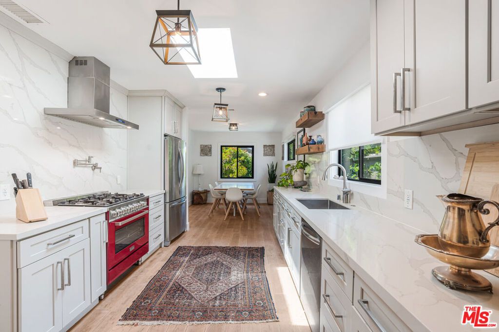 Photo of 918 Indiana Avenue, Venice, CA 90291 (MLS # 25569371)