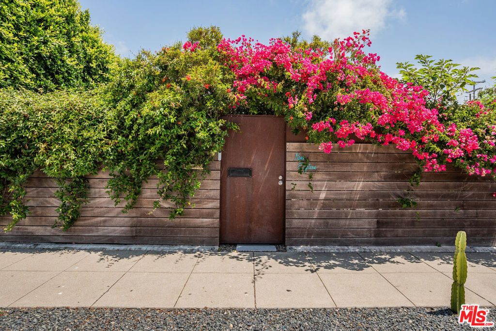 Photo of 918 Indiana Avenue, Venice, CA 90291 (MLS # 25569371)