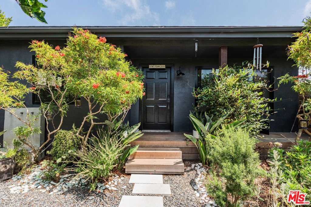 Photo of 918 Indiana Avenue, Venice, CA 90291 (MLS # 25569371)
