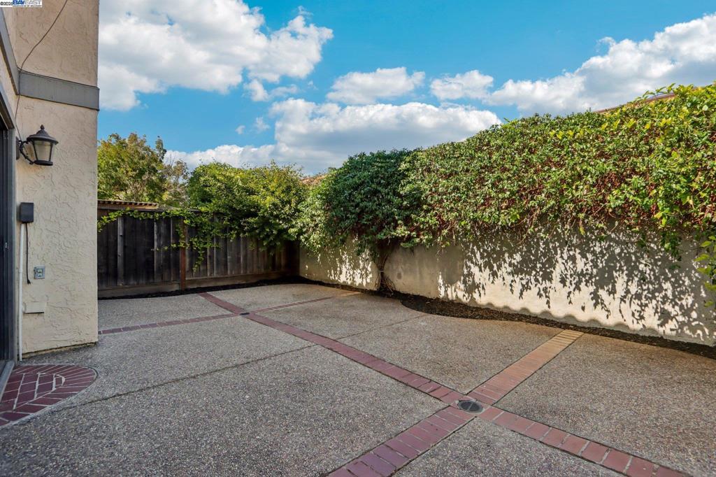 LEXINGTON SQUARE - Residential