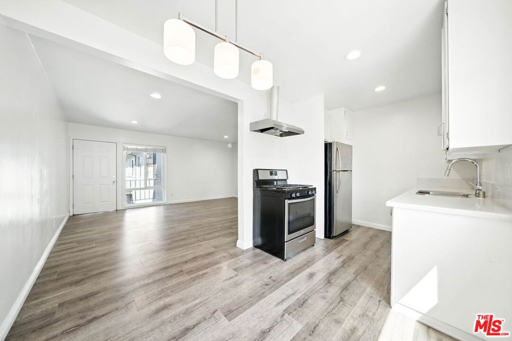 TOP FLOOR light & bright corner unit only one block from the beach, right off of Main Street and super close to Abbot Kinney. This beautiful top floor two bedroom has an updated kitchen with quartz countertops, stainless steel appliances and lots of cabinet space, a remodeled bathroom with tub & shower and a spacious bedroom. Other features include, AC spitters in every room, wood laminate floors and a generous closet in the hallway between the living room and bedroom. No pets.