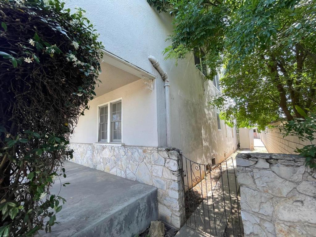 Properties 2 258 S E Street