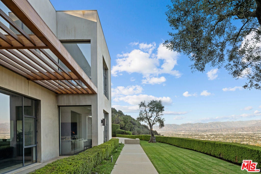 Photo of 13449 Mulholland Drive, Beverly Hills, CA 90210 (MLS # 26997853)