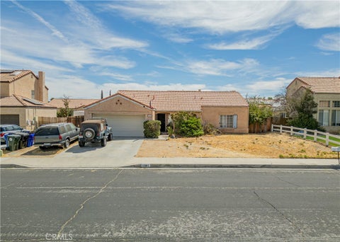 Photo of 12391 Chuckwalla LN, Victorville, CA 92395 (MLS # IV26185902)