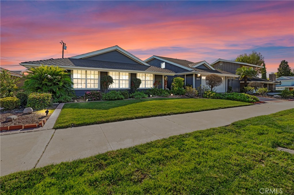 4346 E Casselle Avenue