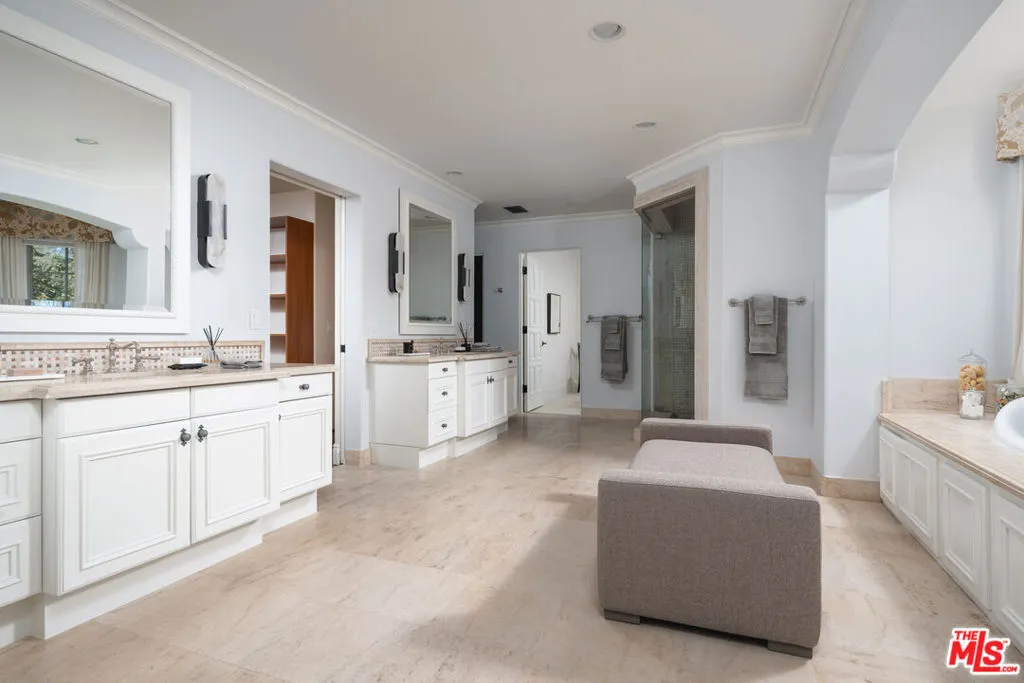 Santa Barbara, California 93108, United States, 5 Bedrooms Bedrooms, ,7 BathroomsBathrooms,Residential,Pending,219789