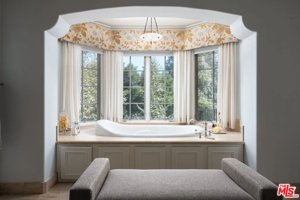 Santa Barbara, California 93108, United States, 5 Bedrooms Bedrooms, ,7 BathroomsBathrooms,Residential,Pending,219789