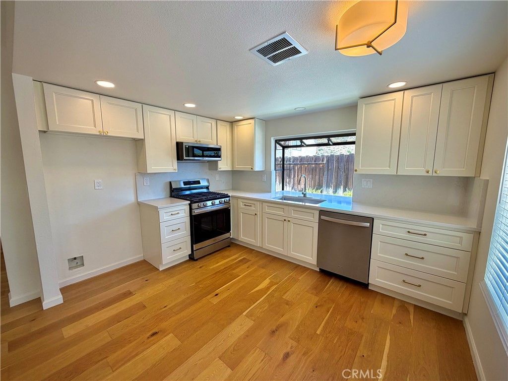 Photo of 29335 Marilyn Dr, Canyon Country, CA 91387 (MLS # SR26082661)