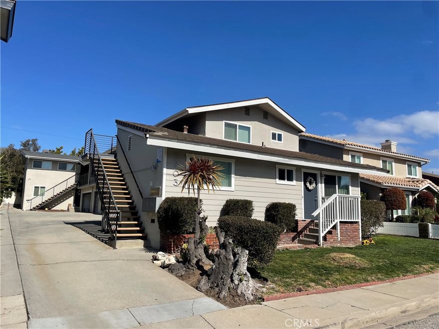 Beautiful 1 bedroom 1 bathroom Second-floor apartment unit in North Redondo Beach! This unit features laminate flooring, ceiling fans, and large windows for an abundance of natural light. The newly updated open kitchen features all stainless steel appliances including a refrigerator, stove, microwave, dishwasher. The kitchen also features bright white cabinets and gorgeous Corian countertops! 1 assigned garage spot is included and the building has washing and drying machines to be shared by all tenants. Easy access to El Segundo and Los Angeles. Convenient to 405 FWY, local parks,

Redondo Beach Pier, food, shopping, and more! Schedule a showing today!