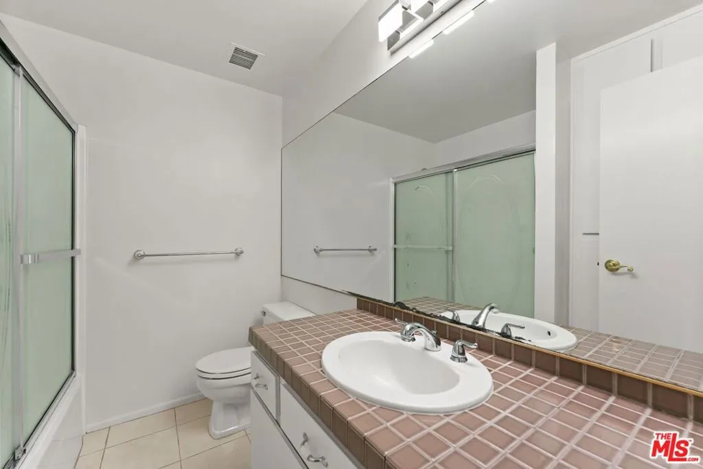 Los Angeles, California 90069, United States, 1 Bedroom Bedrooms, ,2 BathroomsBathrooms,Residential,Active,223815