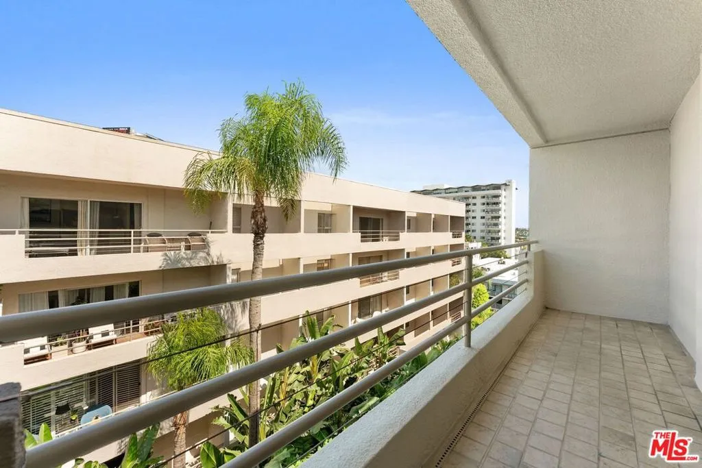 Los Angeles, California 90069, United States, 1 Bedroom Bedrooms, ,2 BathroomsBathrooms,Residential,Active,223815