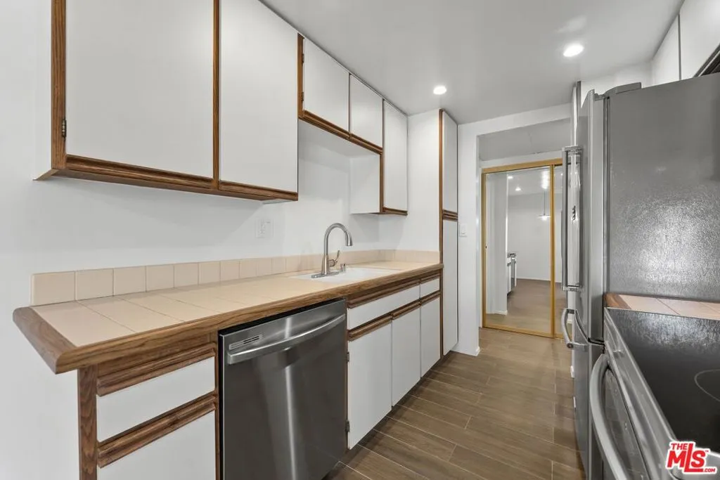 Los Angeles, California 90069, United States, 1 Bedroom Bedrooms, ,2 BathroomsBathrooms,Residential,Active,223815