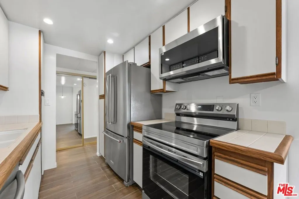 Los Angeles, California 90069, United States, 1 Bedroom Bedrooms, ,2 BathroomsBathrooms,Residential,Active,223815