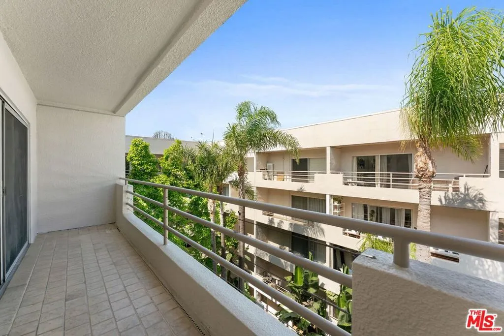 Los Angeles, California 90069, United States, 1 Bedroom Bedrooms, ,2 BathroomsBathrooms,Residential,Active,223815