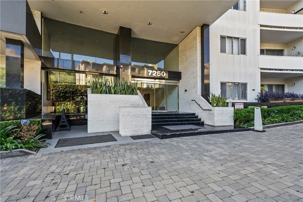 7250 Franklin AVE