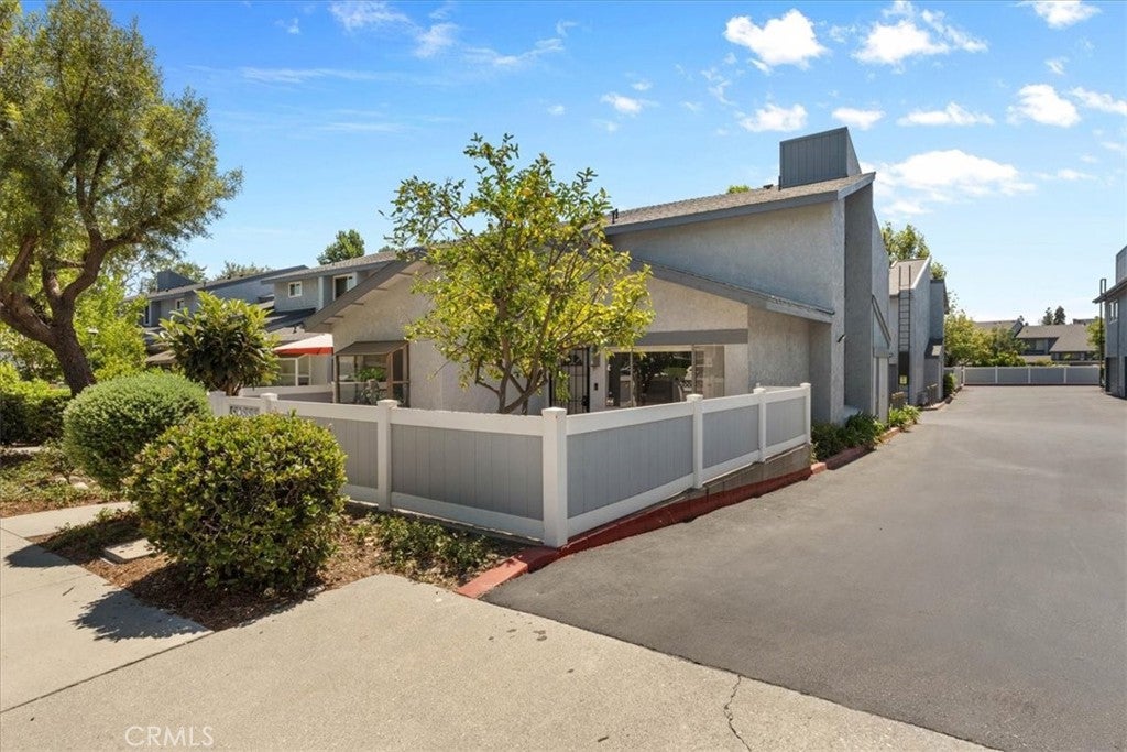 900 W Sierra Madre Ave