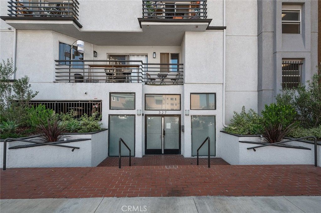 Photo of 327 Chestnut Avenue #102, Long Beach, CA 90802 (MLS # RS25244666)