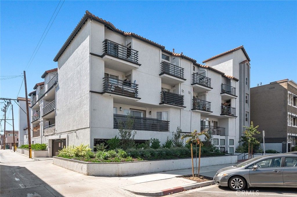 Photo of 327 Chestnut Avenue #102, Long Beach, CA 90802 (MLS # RS25244666)