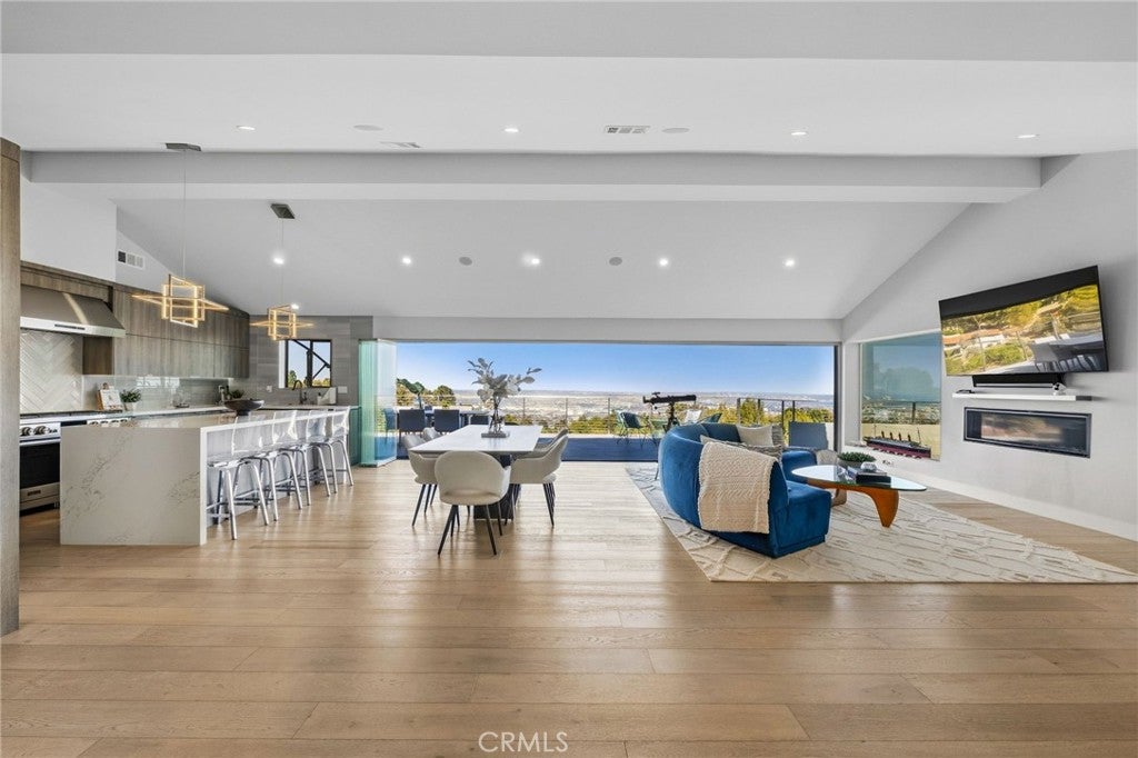 2886 Crownview