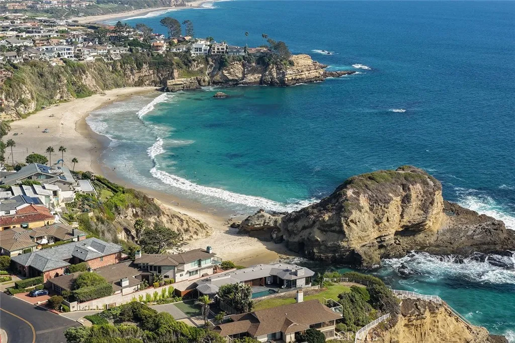 Laguna Beach, California 92651, United States, 4 Bedrooms Bedrooms, ,4 BathroomsBathrooms,Residential,Active,219515