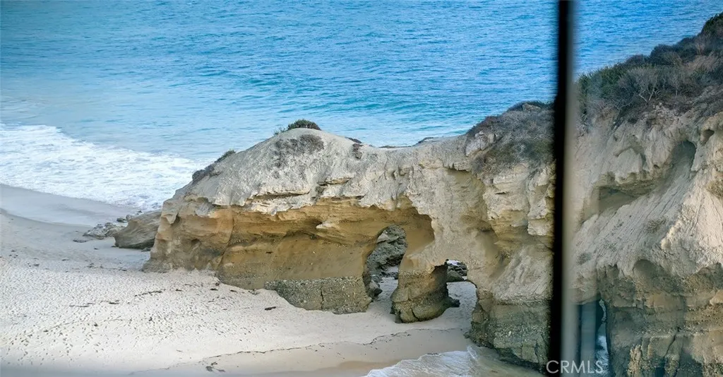 Laguna Beach, California 92651, United States, 4 Bedrooms Bedrooms, ,4 BathroomsBathrooms,Residential,Active,219515