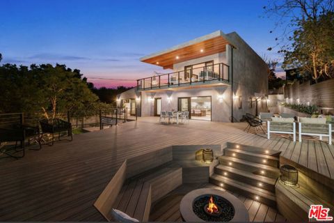 Photo of 3936 Farley Court, Studio City, CA 91604 (MLS # 25618899)