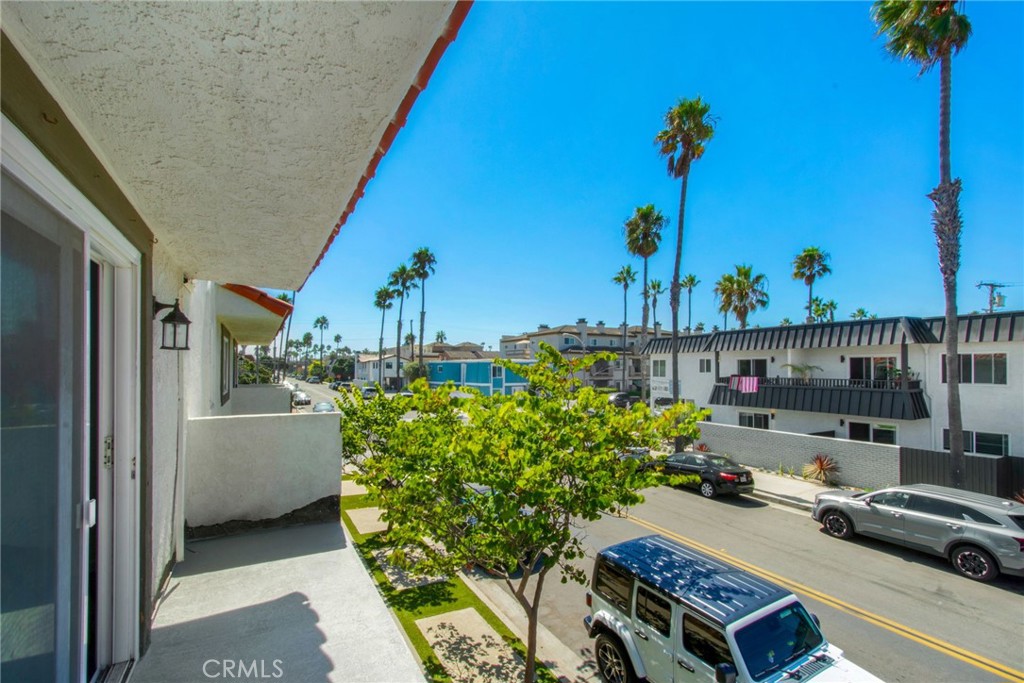 Spacious Ground-Floor 1-Bedroom Apartment Just Steps from the Beach!
Enjoy coastal living in this updated ground-floor apartment, ideally located just a short walk from all the shops, dining, and entertainment Huntington Beach has to offer. This bright and roomy unit features an enclosed one-car garage with extra storage, plus additional parking. Convenient on-site laundry facilities are also available.