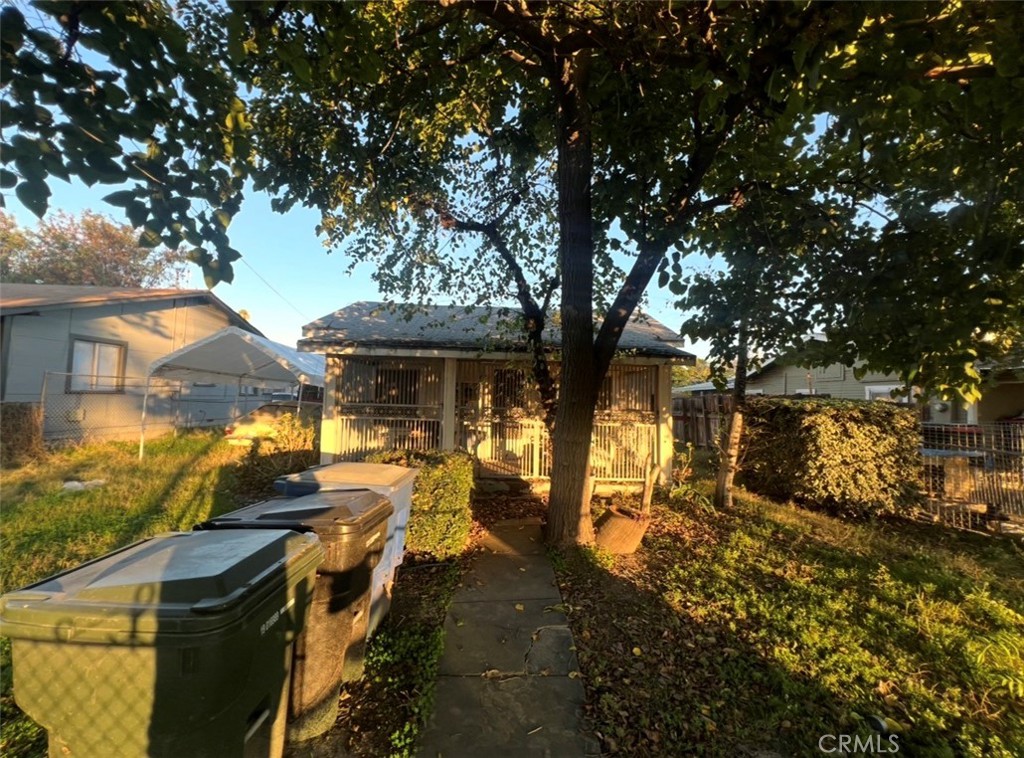 Main image without alt text