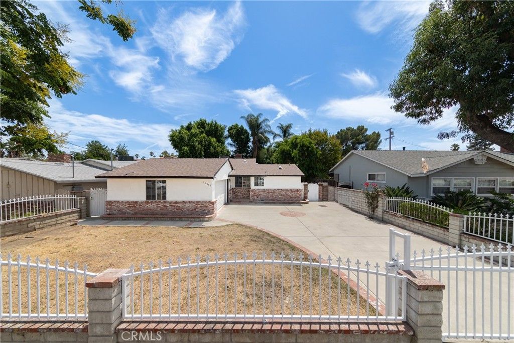Photo of 15948 Wyandotte Street, Lake Balboa, CA 91406 (MLS # SR25186894)
