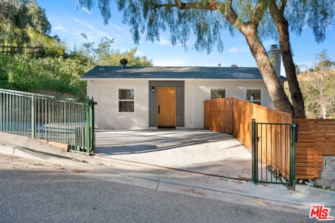 Photo of 10315 Wheatland Avenue, Sunland, CA 91040 (MLS # 26872605)