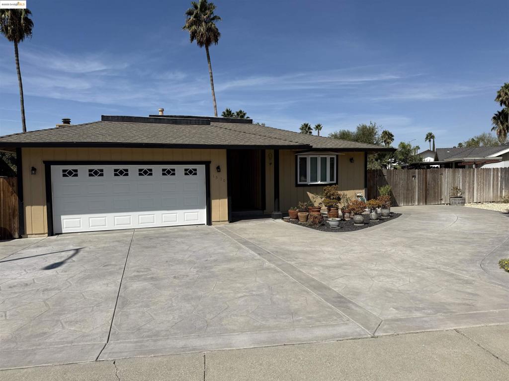 ONE OF A KIND LOCATION AND LOT..ENORMOUS DRIVEWAY AND SIDE YARD FOR ALL YOUR TOYS...BEAUTIFUL LAKE LOCATION WITH YOUR OWN PRIVATE BEACH..OPEN FLOOR PLAN WITH UPDATED BATHROOMS AND NEW INTERIOR PAINT.. 3 BDS/2 BATH WITH LARGE DECK AND VIEWS..COME AND ENJOY DISCOVERY BAY