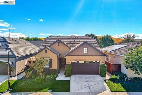 Photo of 1033 Malbec Ln Ln, Brentwood, CA 94513 (MLS # 41132320)
