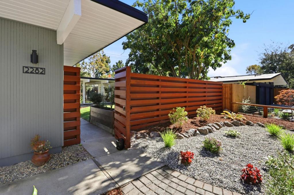 2282 Fairglen