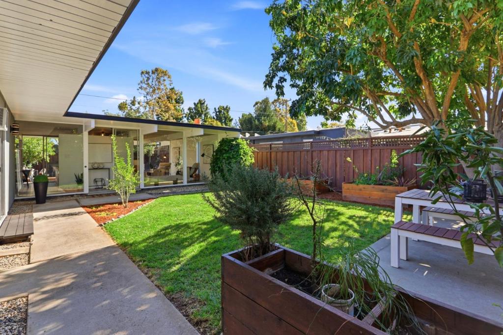 2282 Fairglen