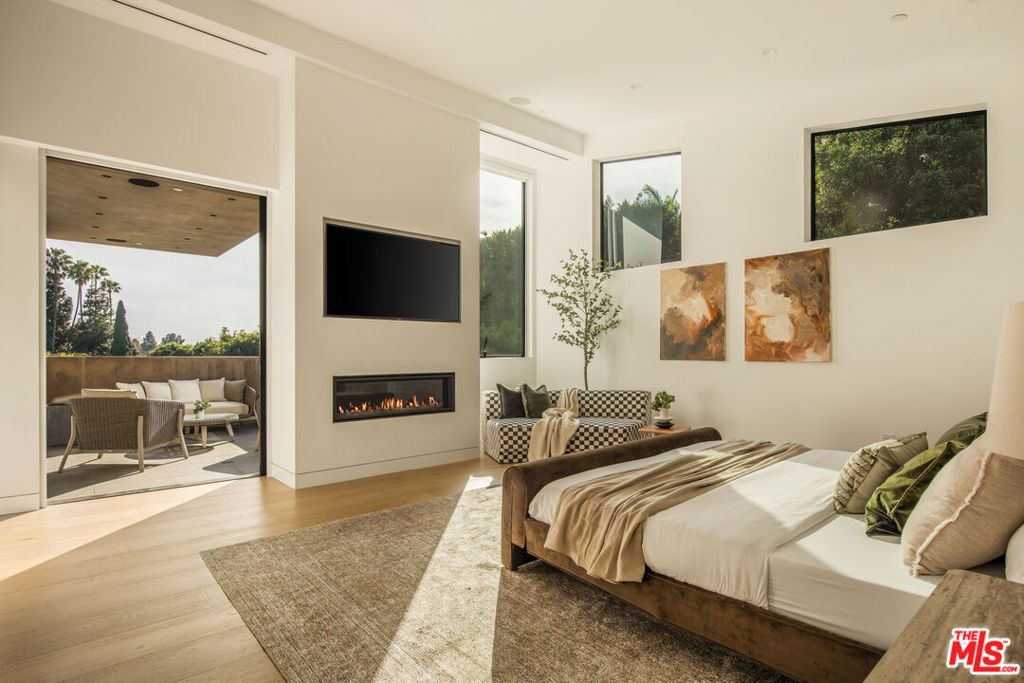Photo of 1845 Coldwater Canyon Drive, Beverly Hills, CA 90210 (MLS # 26650969)