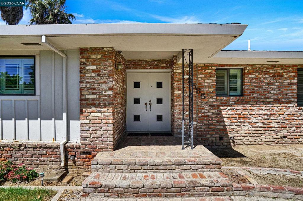 2585 S Macarthur Dr