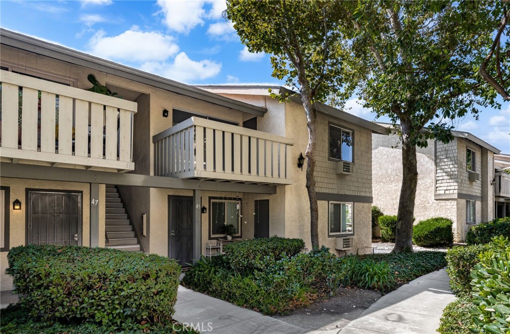 Charming Condo in Coveted Quail Creek Community – Prime Pomona Location!
Welcome to home – a beautifully updated condo nestled in the desirable Quail Creek HOA community in Pomona. This inviting unit features 2 bedrooms, 2 bathrooms, fresh interior paint and brand-new laminate flooring, offering a bright and modern living space ready for you to move right in.
Enjoy access to a range of resort-style amenities, including a sparkling pool and spa, tennis court, clubhouse, RV parking, and two on-site laundry rooms. The serene community is adorned with tranquil running streams and lush landscaping, creating a peaceful and relaxing atmosphere.
This unit includes one half of a detached two-car garage plus one assigned parking space. Located just minutes from Claremont Village, the Claremont Colleges, Metrolink, shopping centers, restaurants, and more – you'll love the convenience of this central location.
Don’t miss this opportunity to own in one of Pomona’s most sought-after communities. This property is a must-see!