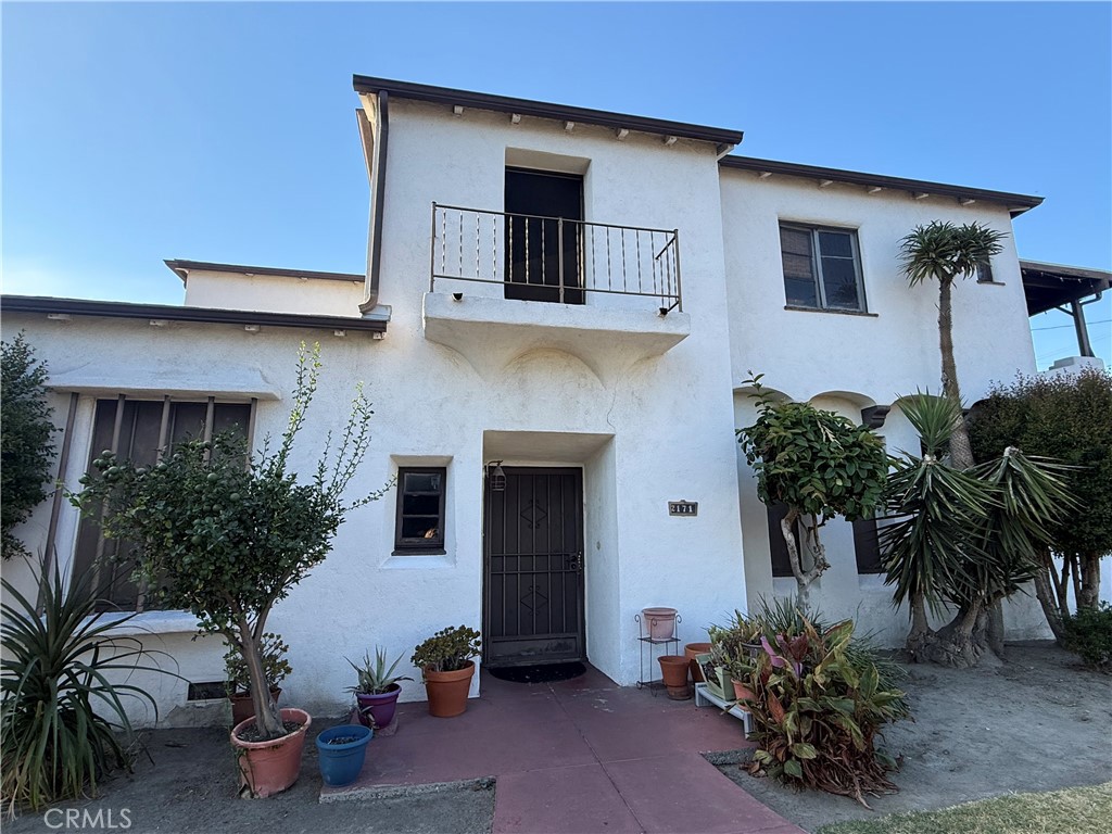 Welcome to this one-of-a-kind property in the city of Huntington Park. Spanish style house with hard wood floors, stunning foyer. It's a must see.