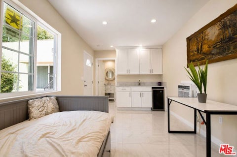 Photo of 487 S Sherbourne Drive #1, Los Angeles, CA 90048 (MLS # 26985837)