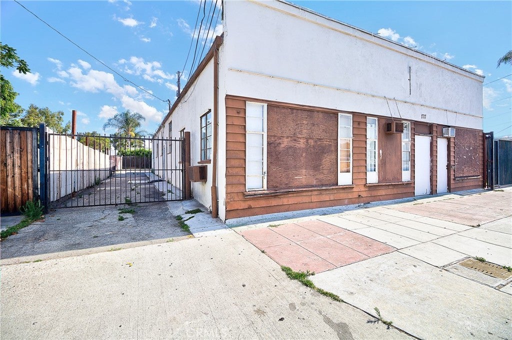 1717 W Santa Ana Blvd
