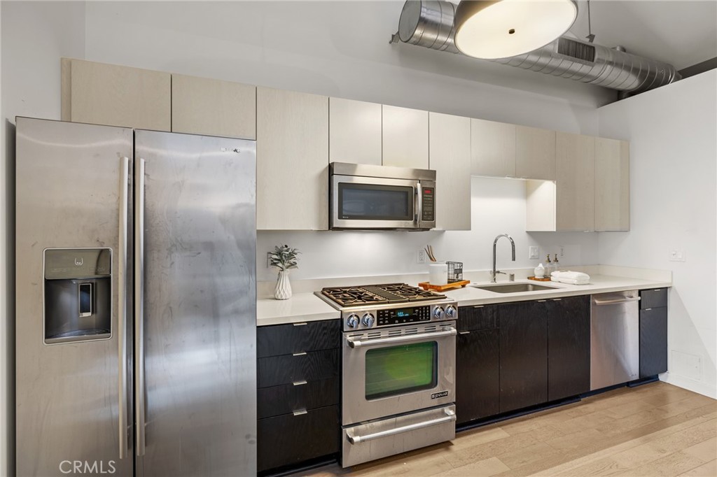 527 Molino Street 213