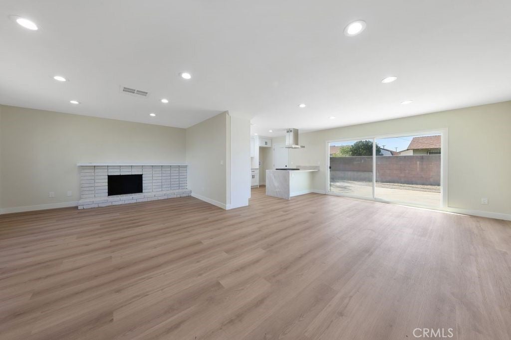 471 W Cromwell