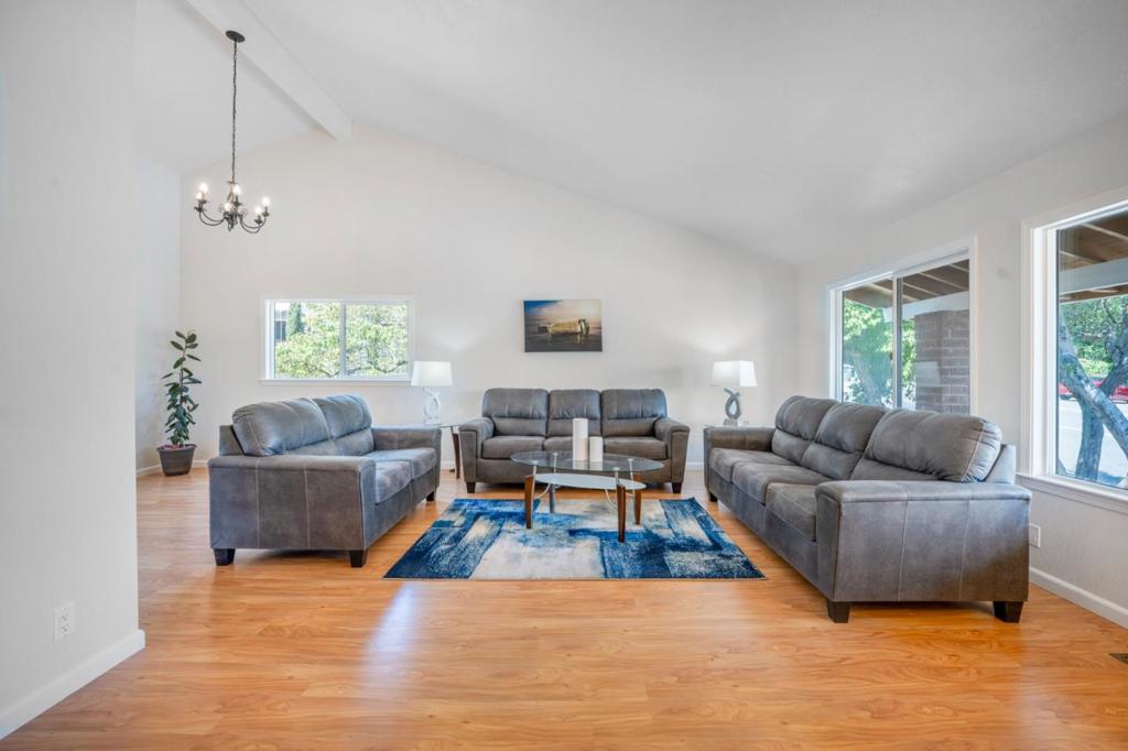 810 W Main Avenue