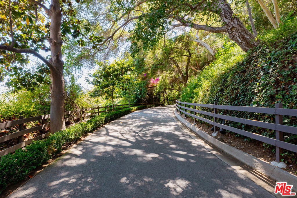 2041 Mandeville Canyon Road