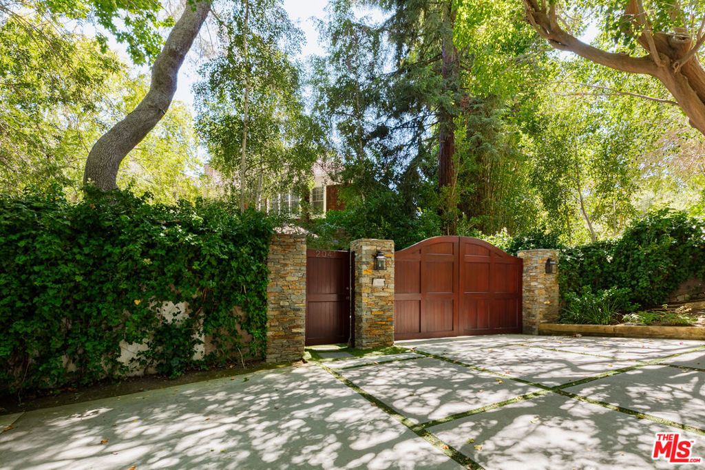 2041 Mandeville Canyon Road