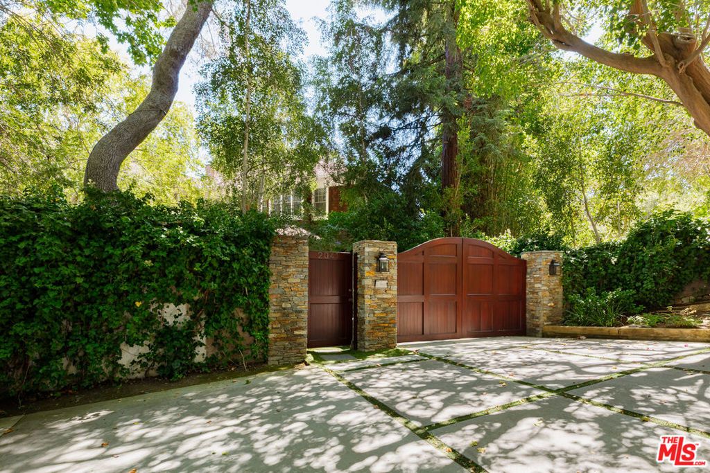 Photo of 2041 Mandeville Canyon Road, Los Angeles, CA 90049 (MLS # 25581533)